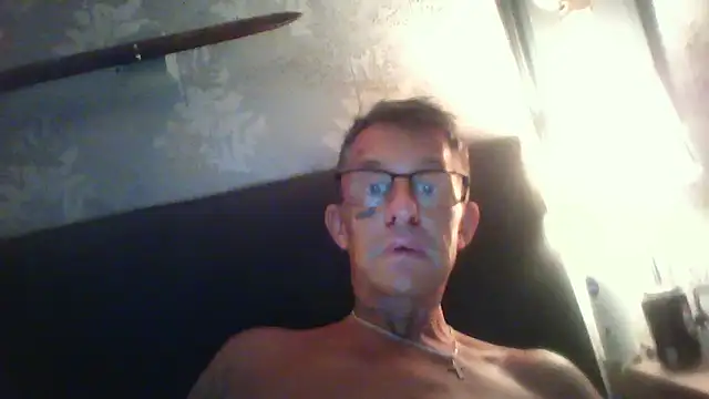 XXX chat uživo modela EngagingBench23