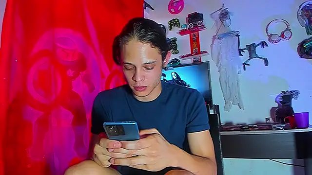 JuniorSkere1 Adlı Modelin Canlı XXX Sohbeti