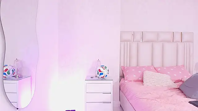 alanarose18 Adlı Modelin Canlı XXX Sohbeti