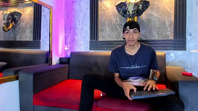 Angelo_Blessed élő XXX-chatje