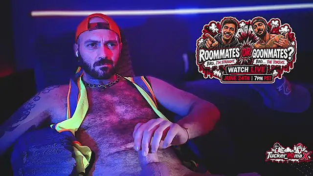 Tucker_pdmax: διαδικτυακό σόου στην κάμερα
