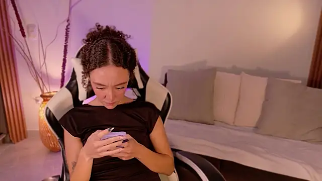 ChloeMoreti's Live XXX Chat