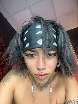 دردشة TattooraXXX الجنسية المباشرة