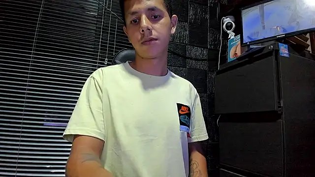 boy_bigcock24cmのライブXXXチャット