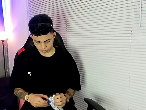 הופעת וובקאם של cameron_lux77