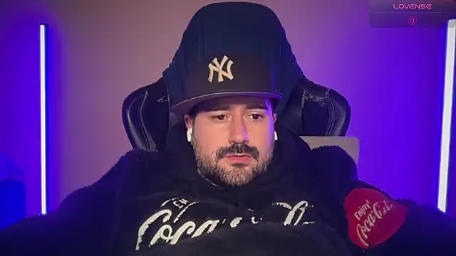 Pertunjukan Kamera Web DominantTheo