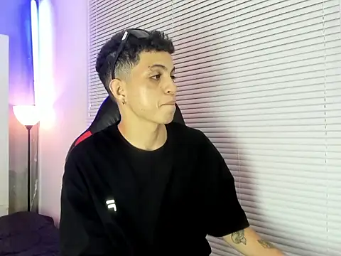cameron_lux77 Show Webcam