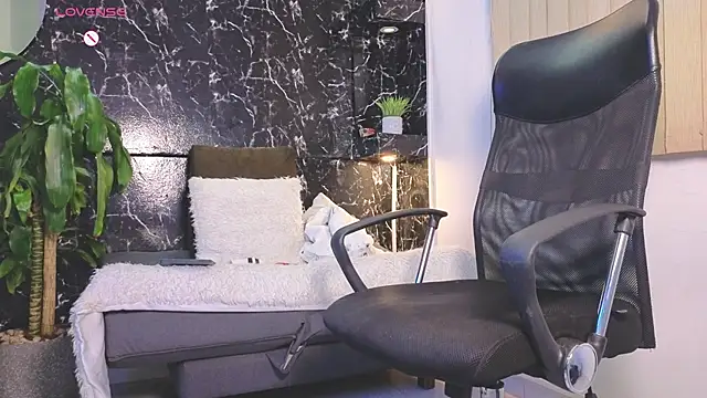 Chatroom XXX en direct de MR_EITHAN