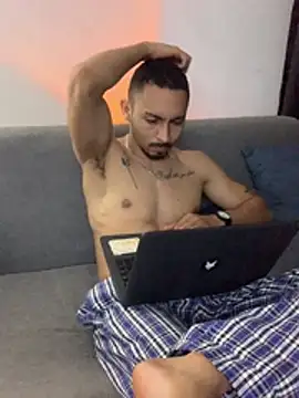 NicolasChest_xxx Chat XXX in diretta