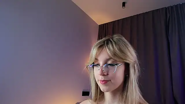 NovaOliphant live XXX chat