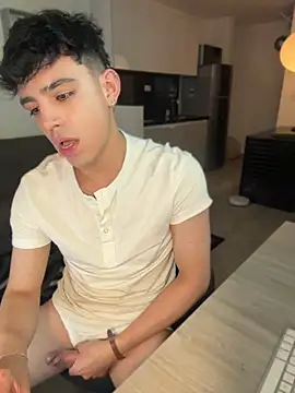 aronnhidden's Live XXX Chat
