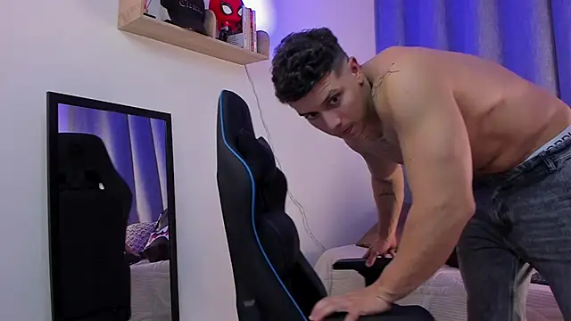 ASHTON_HILS Live XXX-chat