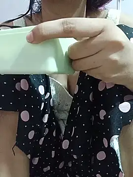 Sandhya_77 élő XXX-chatje