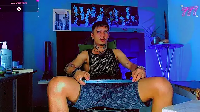 HannibalLester Adlı Modelin Canlı XXX Sohbeti