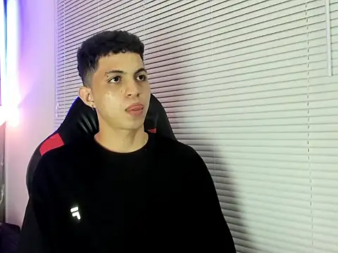 Chat +18 de cameron_lux77 ao vivo