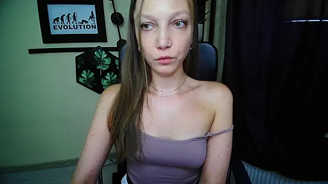 EmillyPlay Adlı Modelin Canlı XXX Sohbeti