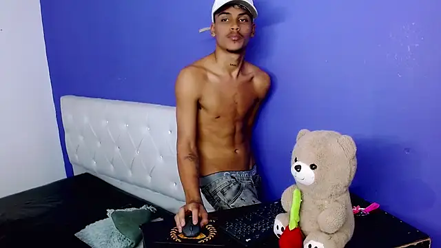 Angel_foxc13 élő XXX-chatje