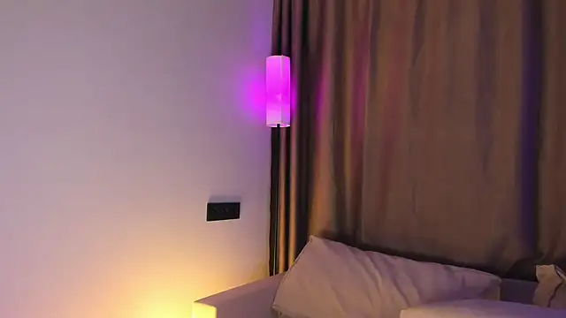 NovaOliphant live XXX chat