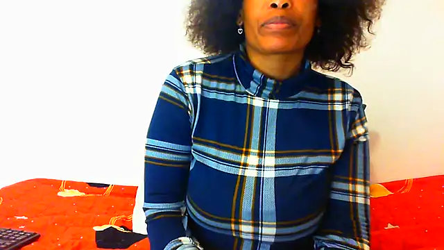 NAUGHTIECURVY's Live XXX Chat