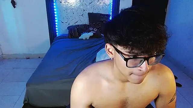 Mr_yisuzz live XXX chat