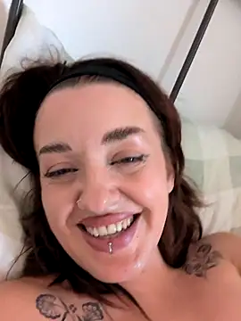 Petite_Juicy_Olive Adlı Modelin Canlı XXX Sohbeti