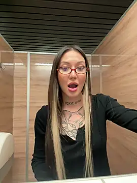 Chat +18 de SaintSquirt ao vivo