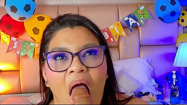 Chat +18 de SelennaCooper ao vivo