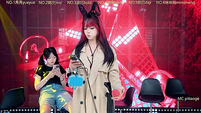 YB--007 Adlı Modelin Canlı XXX Sohbeti