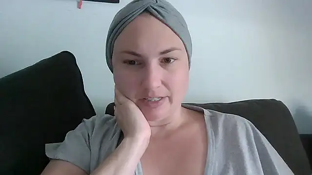 Emily33333 live XXX chat