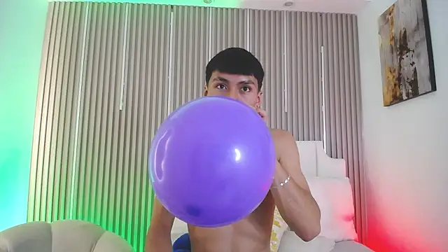XXX chat uživo modela AdrianStark_