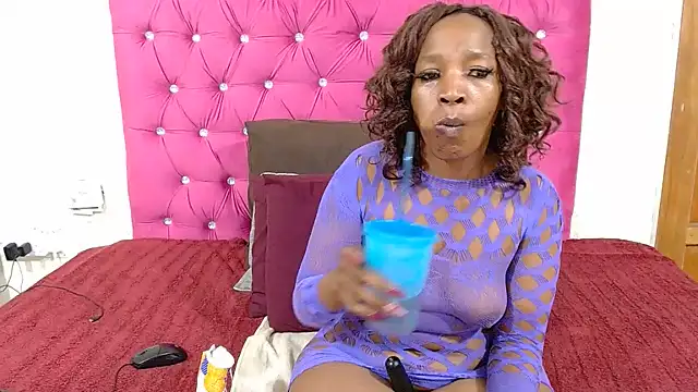 WILD_KITTYxXx's Live XXX Chat