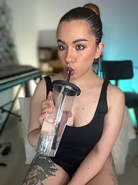 NikkiNix live XXX chat