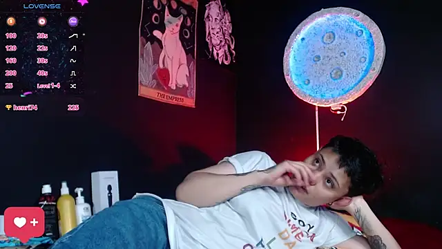 XXX chat uživo modela girl_intense444
