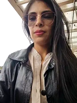 Astrid-- live XXX chat