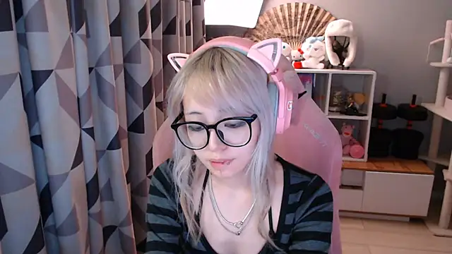 XXX chat uživo modela SaxonDibs