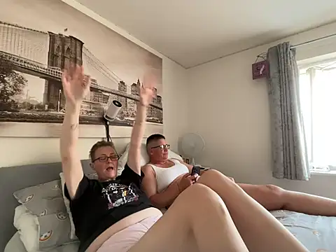 Curvy-Jinx Live XXX-chat
