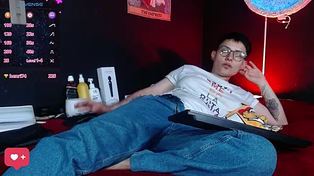 XXX chat uživo modela girl_intense444