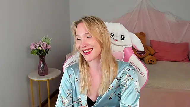 Chat +18 de ElaraVoltage ao vivo