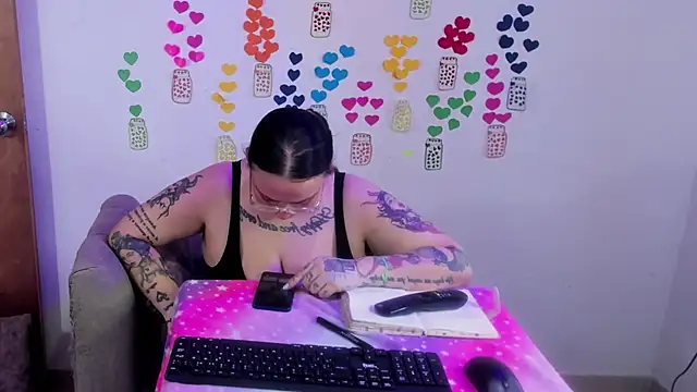 XXX chat uživo modela MiaYMolly