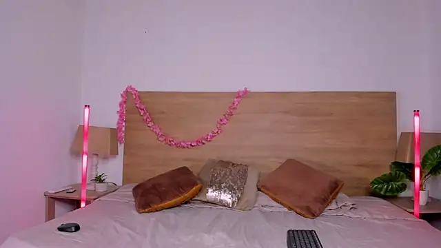 LaraRous Live XXX-chat