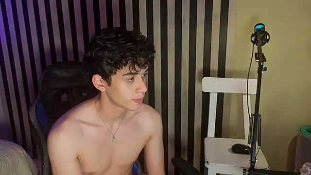 MikeVoss_ Adlı Modelin Canlı XXX Sohbeti