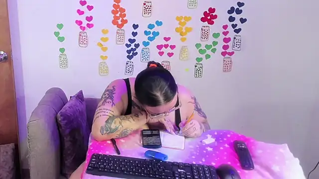 XXX chat uživo modela MiaYMolly
