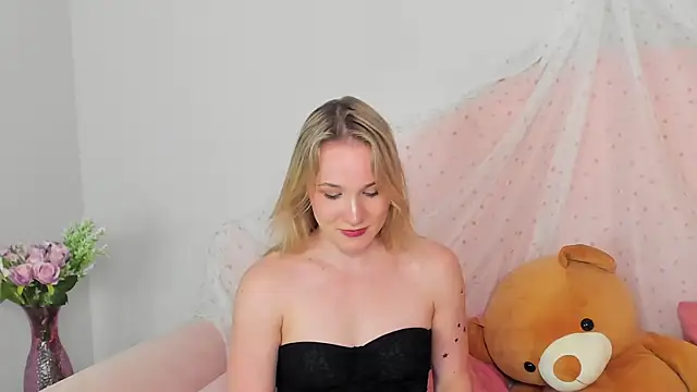 ElaraVoltage Chat XXX live