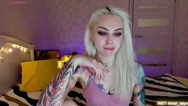 Chatroom XXX en direct de LillyMoure_