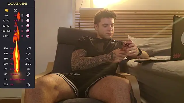KevinWolf777 Adlı Modelin Canlı XXX Sohbeti