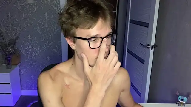 yyyyesssbb élő XXX-chatje