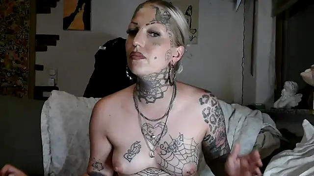 RoxxyInk Live XXX Chat