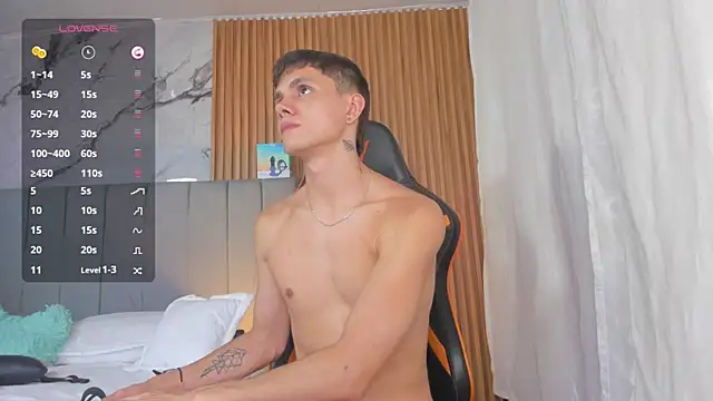 DustinLevine Show in webcam
