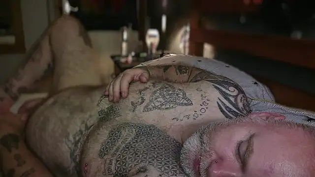 Tattooed_Dilf_01: онлайн-секс-чат