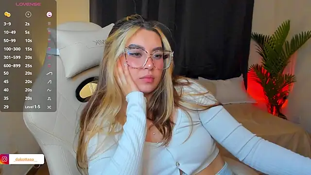 צ'אט XXX בשידור חי של dakottaa_